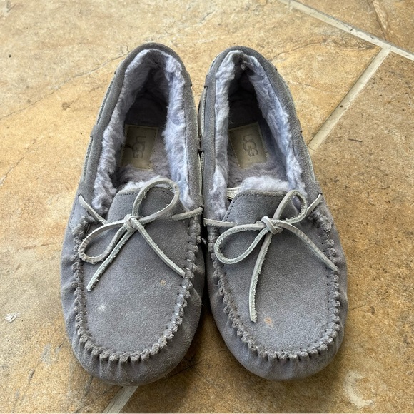 UGG Women's gray suede shearling lined cozy casual DAKOTA SLIPPERS size 6 - Picture 2 of 7